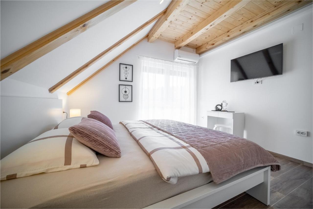 Villa Nesa - Beautiful Guest House At Continental Croatia With Outdoor Swimming Pool, Sauna And 3 Bedrooms Plaski ภายนอก รูปภาพ