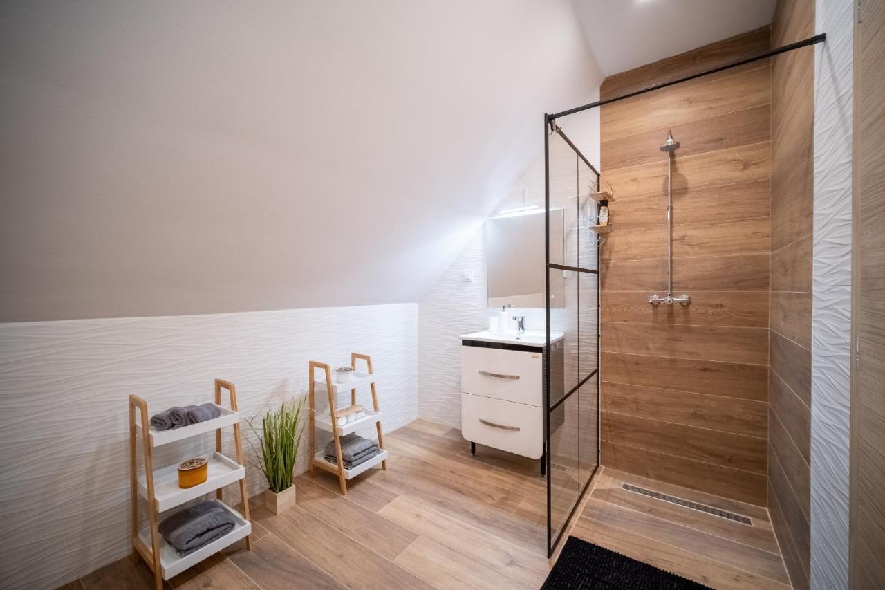 Villa Nesa - Beautiful Guest House At Continental Croatia With Outdoor Swimming Pool, Sauna And 3 Bedrooms Plaski ภายนอก รูปภาพ