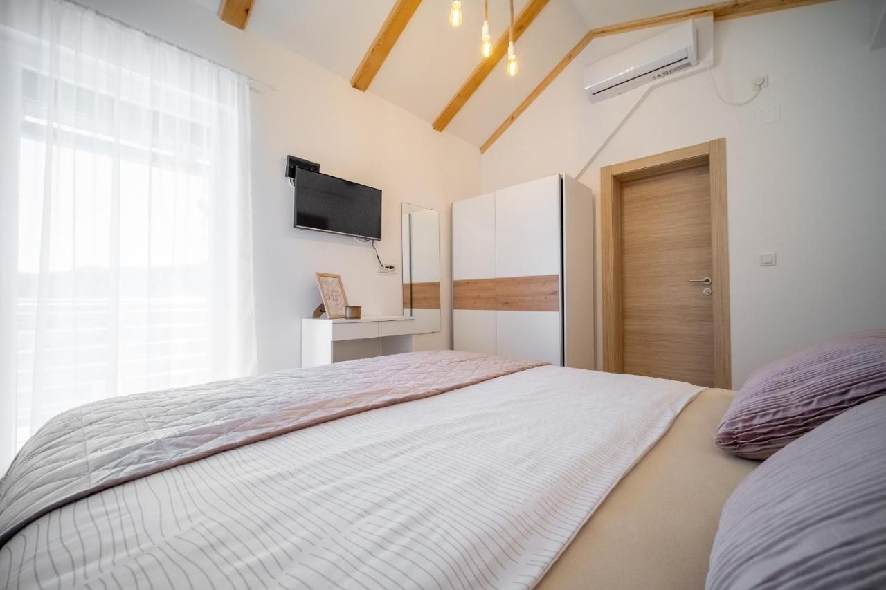 Villa Nesa - Beautiful Guest House At Continental Croatia With Outdoor Swimming Pool, Sauna And 3 Bedrooms Plaski ภายนอก รูปภาพ